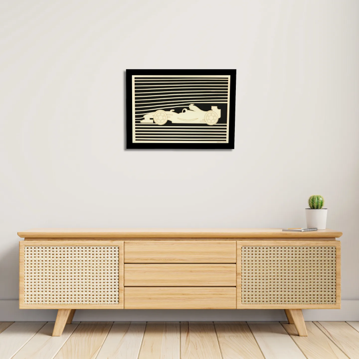 Vue d’une entrée avec un tableau cadre personnalisable automobile en bois découpé et gravé vue de face avec cadre Woodillusion