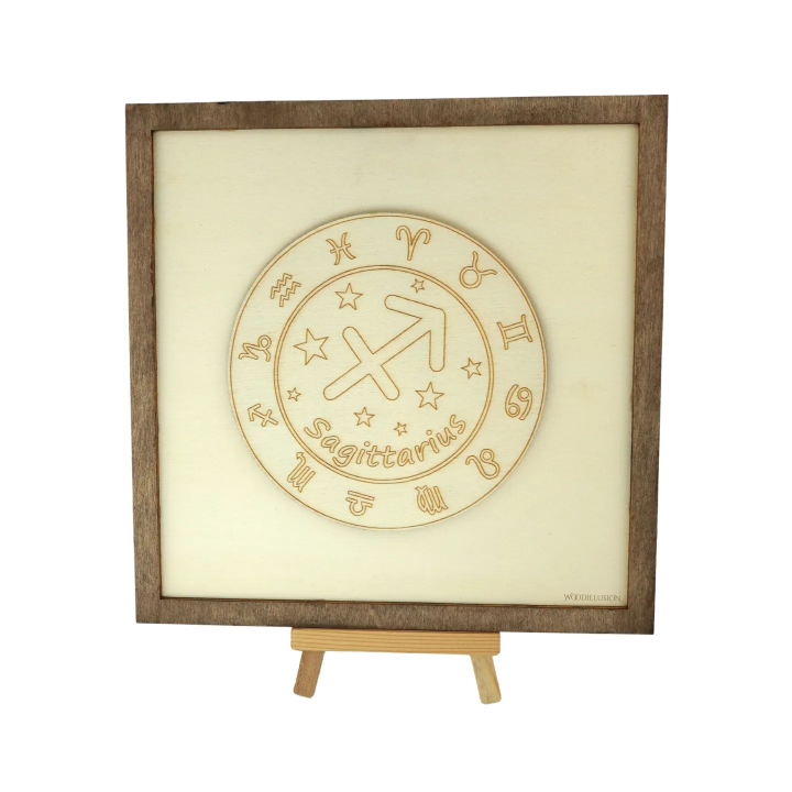 Tableau cadre personnalisable d’un sagittaire en bois découpé et gravé vue de face avec chevalet Woodillusion