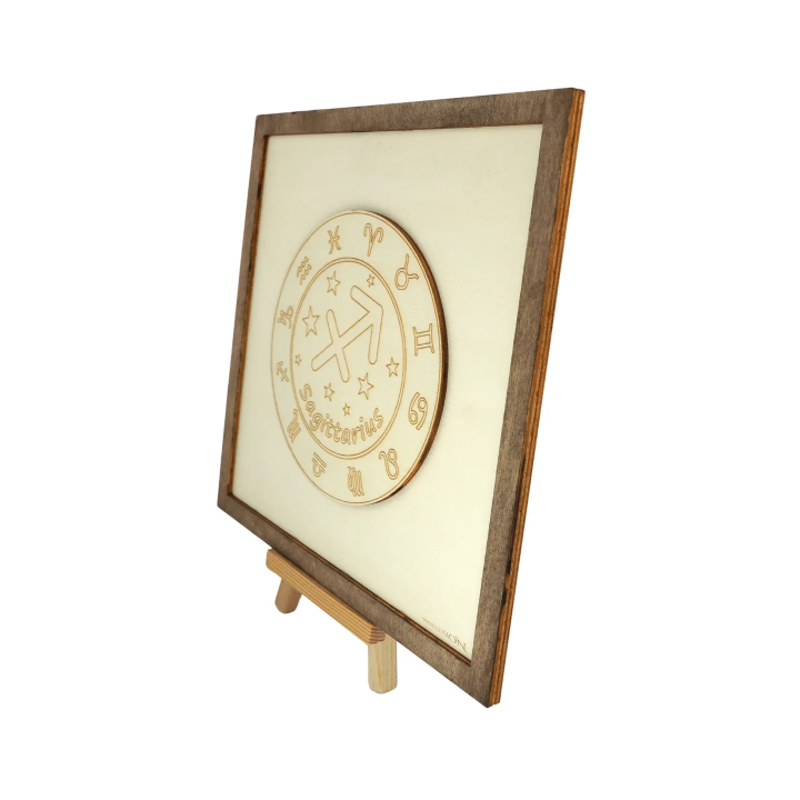 Tableau cadre personnalisable d’un sagittaire en bois découpé et gravé vue de profil avec chevalet Woodillusion