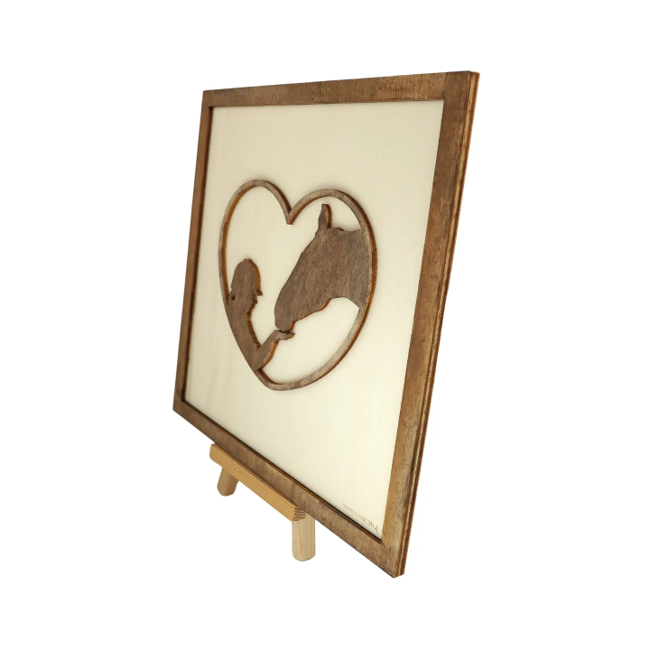 Tableau cadre personnalisable d’une cavalière en bois découpé et gravé vue de profil avec chevalet Woodillusion
