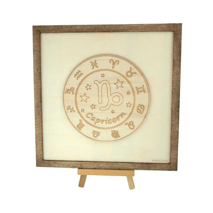 Tableau cadre personnalisable d’un capricorne en bois découpé et gravé vue de face avec chevalet Woodillusion