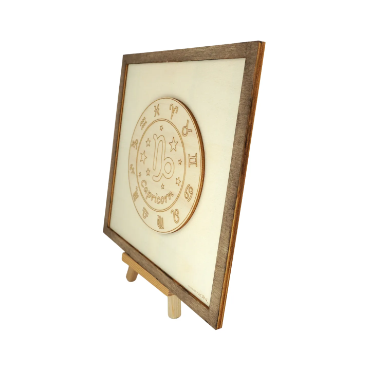 Tableau cadre personnalisable d’un capricorne en bois découpé et gravé vue de profil avec chevalet Woodillusion