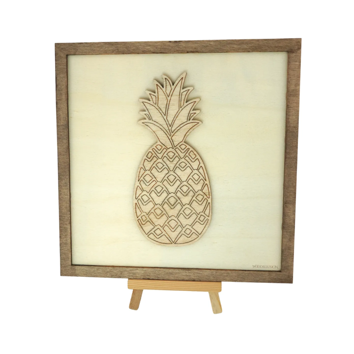 Tableau cadre personnalisable d’un ananas en bois découpé et gravé vue de face avec chevalet Woodillusion