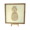 Tableau cadre personnalisable d’un ananas en bois découpé et gravé vue de face avec chevalet Woodillusion