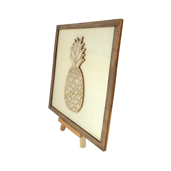 Tableau cadre personnalisable d’un ananas en bois découpé et gravé vue de profil avec chevalet Woodillusion