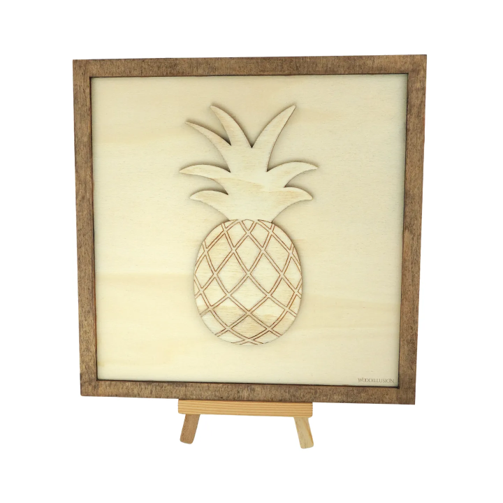 Tableau cadre personnalisable d’un ananas en bois découpé et gravé vue de face avec chevalet Woodillusion