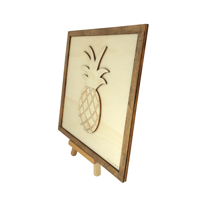 Tableau cadre personnalisable d’un ananas en bois découpé et gravé vue de profil avec chevalet Woodillusion