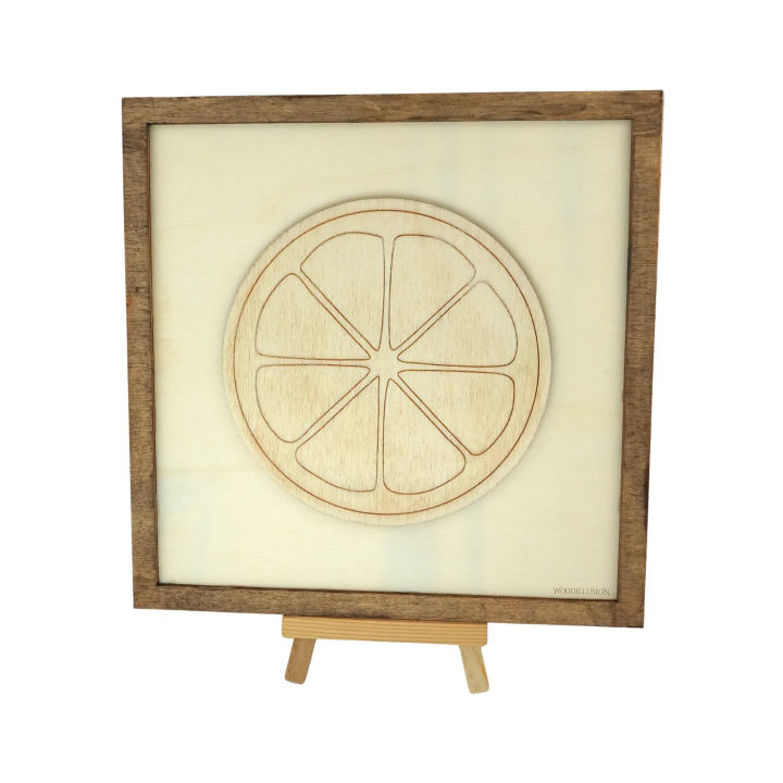 Tableau cadre personnalisable d’un citron en bois découpé et gravé vue de face avec chevalet Woodillusion