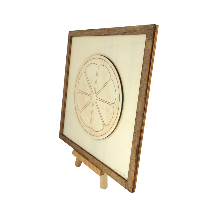 Tableau cadre personnalisable d’un citron en bois découpé et gravé vue de profil avec chevalet Woodillusion