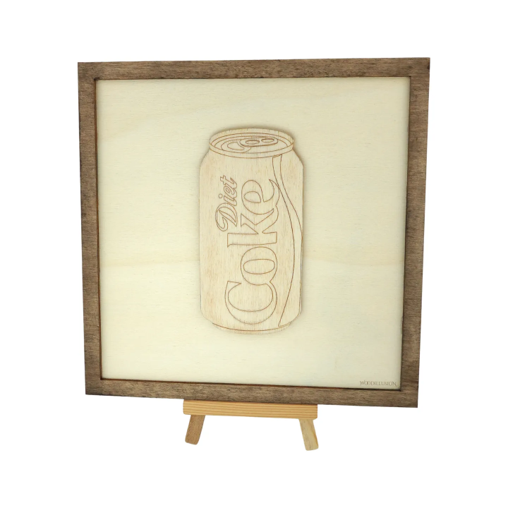 Tableau cadre personnalisable d’une canette Coke en bois découpé et gravé vue de face avec chevalet Woodillusion