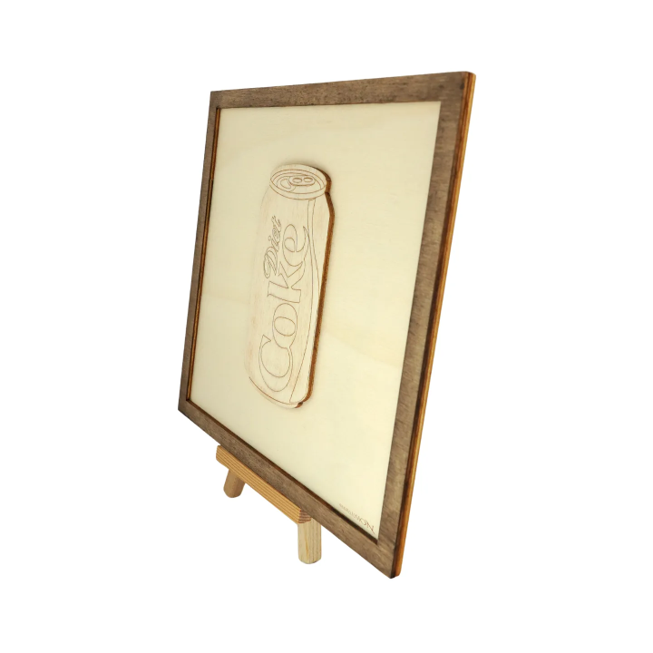 Tableau cadre personnalisable d’une canette Coke en bois découpé et gravé vue de profil avec chevalet Woodillusion