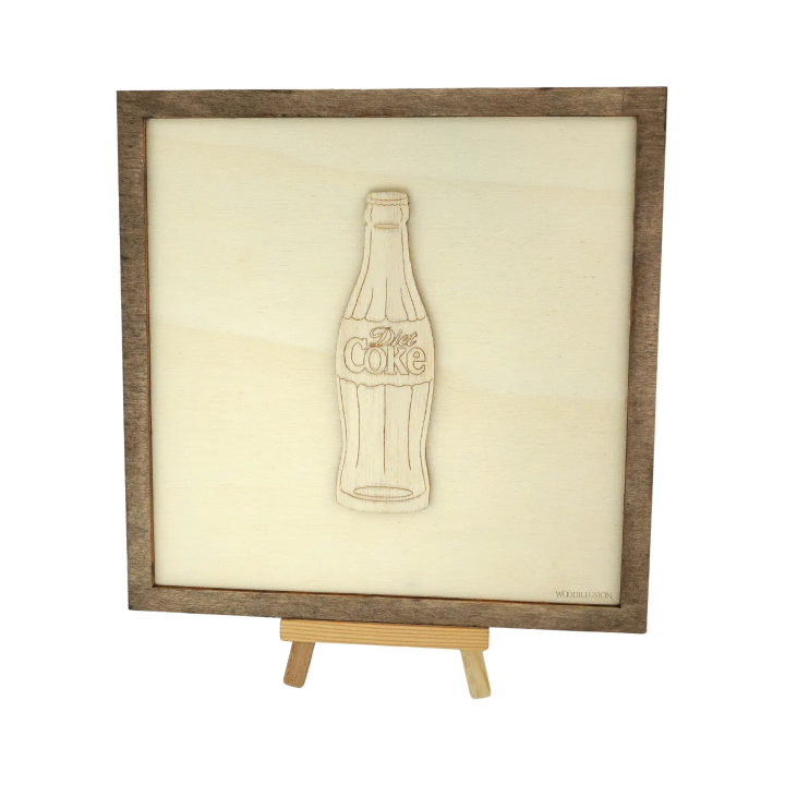 Tableau cadre personnalisable d’une bouteille Coke en bois découpé et gravé vue de face avec chevalet Woodillusion