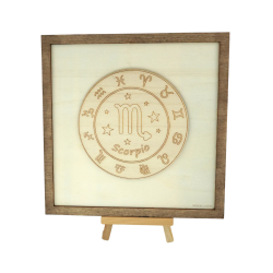 Tableau cadre personnalisable d’un scorpion en bois découpé et gravé vue de face avec chevalet Woodillusion
