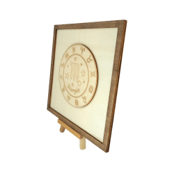 Tableau cadre personnalisable d’un scorpion en bois découpé et gravé vue de profil avec chevalet Woodillusion