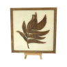 Tableau cadre personnalisable d’une feuille en bois découpé et gravé vue de face avec chevalet Woodillusion