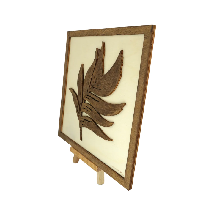 Tableau cadre personnalisable d’une feuille en bois découpé et gravé vue de profil avec chevalet Woodillusion