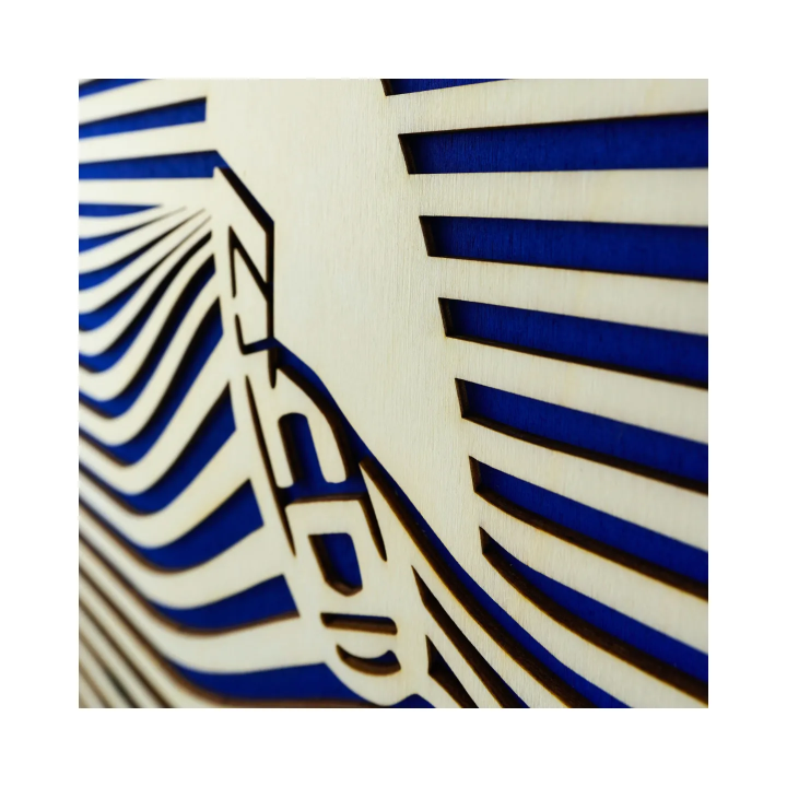 Zoom sur un tableau cadre personnalisable d’un voilier en bois découpé et gravé vue de profil Woodillusion