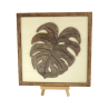 Tableau cadre personnalisable d’une feuille en bois découpé et gravé vue de face avec chevalet Woodillusion