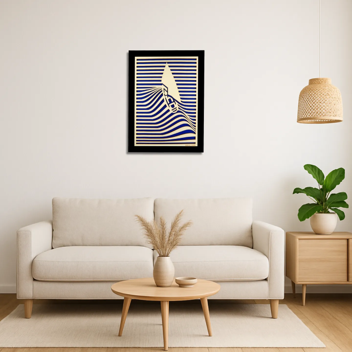 Vue d’un salon avec un tableau cadre personnalisable d’un voilier en bois découpé et gravé vue de face avec cadre Woodillusion