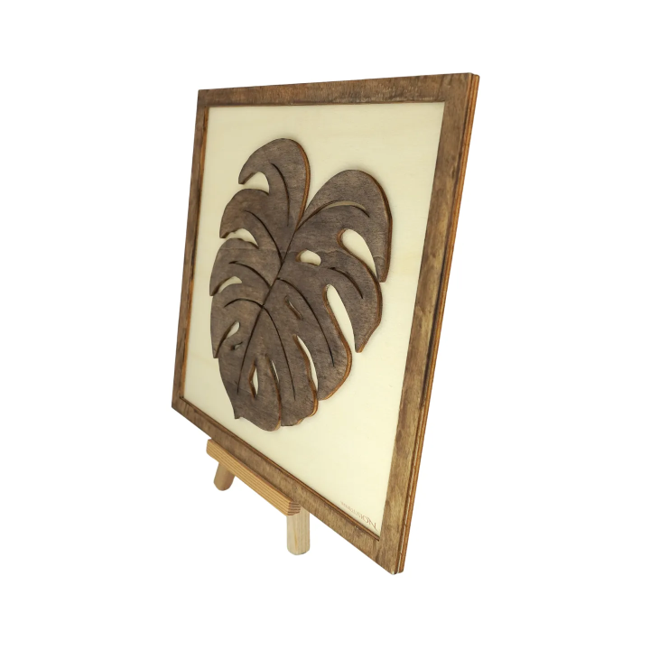 Tableau cadre personnalisable d’une feuille en bois découpé et gravé vue de profil avec chevalet Woodillusion