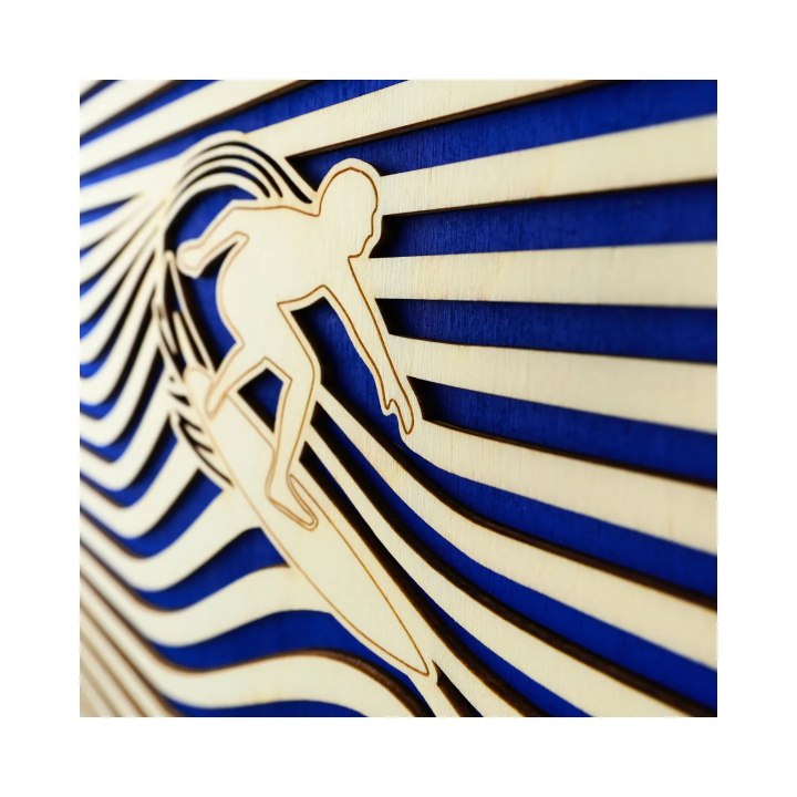 Zoom sur un tableau cadre personnalisable d’un surfeur en bois découpé et gravé vue de profil Woodillusion