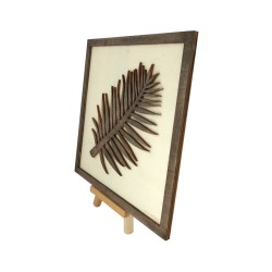 Tableau cadre personnalisable d’une feuille en bois découpé et gravé vue de profil avec chevalet Woodillusion