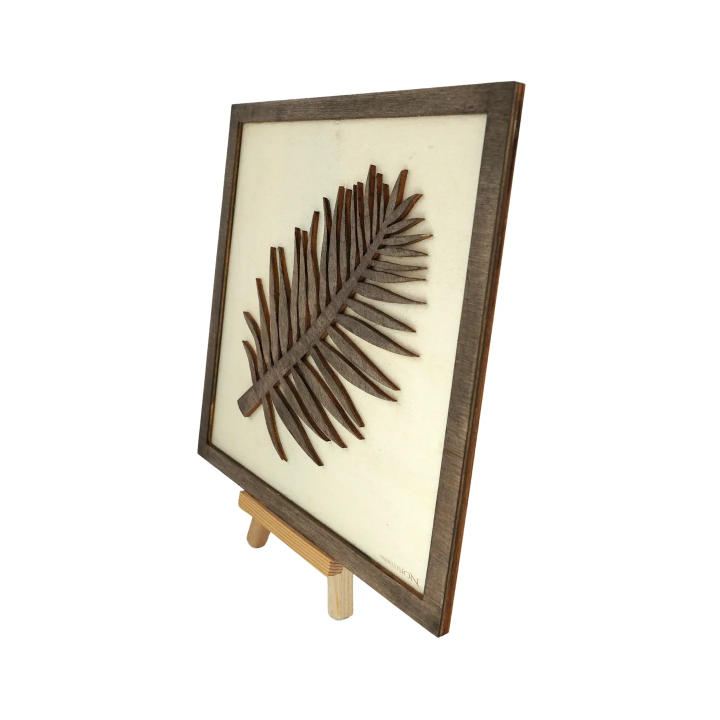 Tableau cadre personnalisable d’une feuille en bois découpé et gravé vue de profil avec chevalet Woodillusion