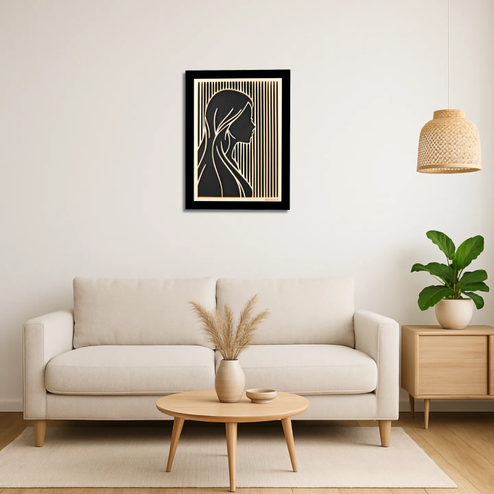 Environnement salon avec tableau cadre personnalisable d’un visage en bois découpé et gravé vue de face avec cadre Woodillusion