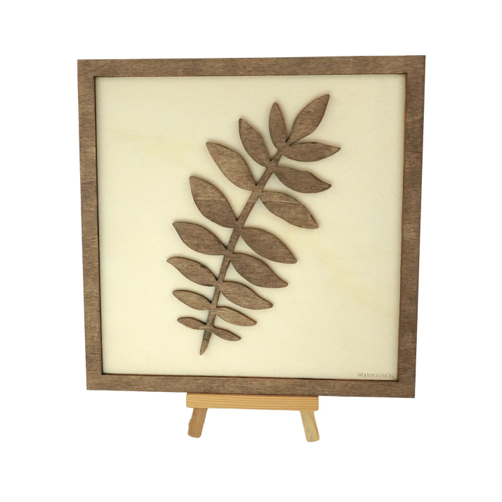 Tableau cadre personnalisable d’une feuille en bois découpé et gravé vue de face avec chevalet Woodillusion