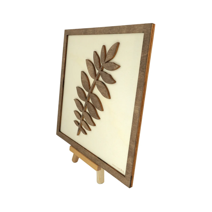 Tableau cadre personnalisable d’une feuille en bois découpé et gravé vue de profil avec chevalet Woodillusion