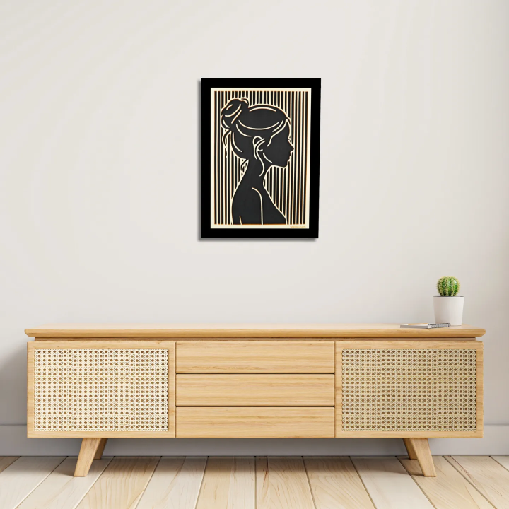 Environnement entrée avec tableau cadre personnalisable d’un visage en bois découpé et gravé vue de face avec cadre Woodillusion