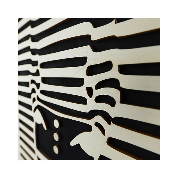 Zoom tableau cadre personnalisable d’une silhouette en bois découpé et gravé vue de profil avec chevalet Woodillusion
